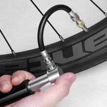 JCSP 铝合金迷你自行车气筒，小巧便携，兼容法式和美式气嘴，轻便迷你自行车气筒 - 彩色 - 查看 8