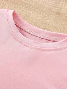 Esta nueva camiseta de manga corta para niña está hecha 100 % de algodón y luce un elegante estampado de renos, lo que la convierte en una prenda versátil e informal. Su tejido suave y agradable al tacto es delicado con la piel, permitiendo que las niñas se muevan con libertad y comodidad durante reuniones familiares, eventos escolares o juegos al aire libre. - Rosa - Ver 2
