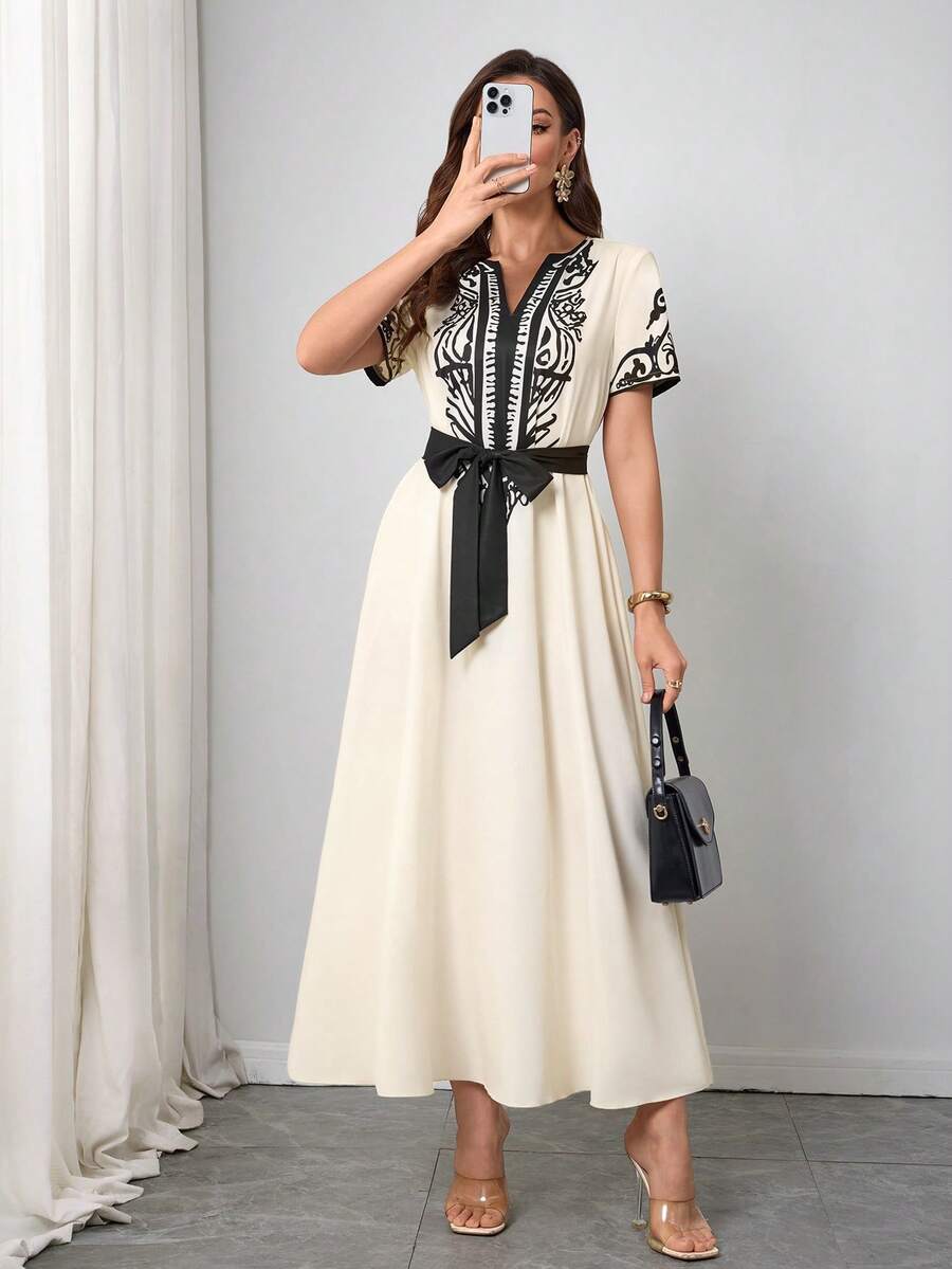 新款夏季V领短袖A字印花度假连衣裙，配腰带，适合海滩和度假穿着，春夏新款女装