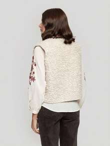 ARMONIAS Chaleco Oversize Armonías Sherpa Beige - Diseño Recto y Cuello Pico, Estilo sin Cierre con Interior de Neopreno para Mayor Confort, Ajuste Versátil en Tallas S, M, L, Ideal para Look Casual y Cálido, Tejido Borreguito 100% Poliéster, Perfecto para Completar tu Armario de Invierno, Hecho en P.R.C.✅ Entrega 24/48 Horas - Beis - Ver 4