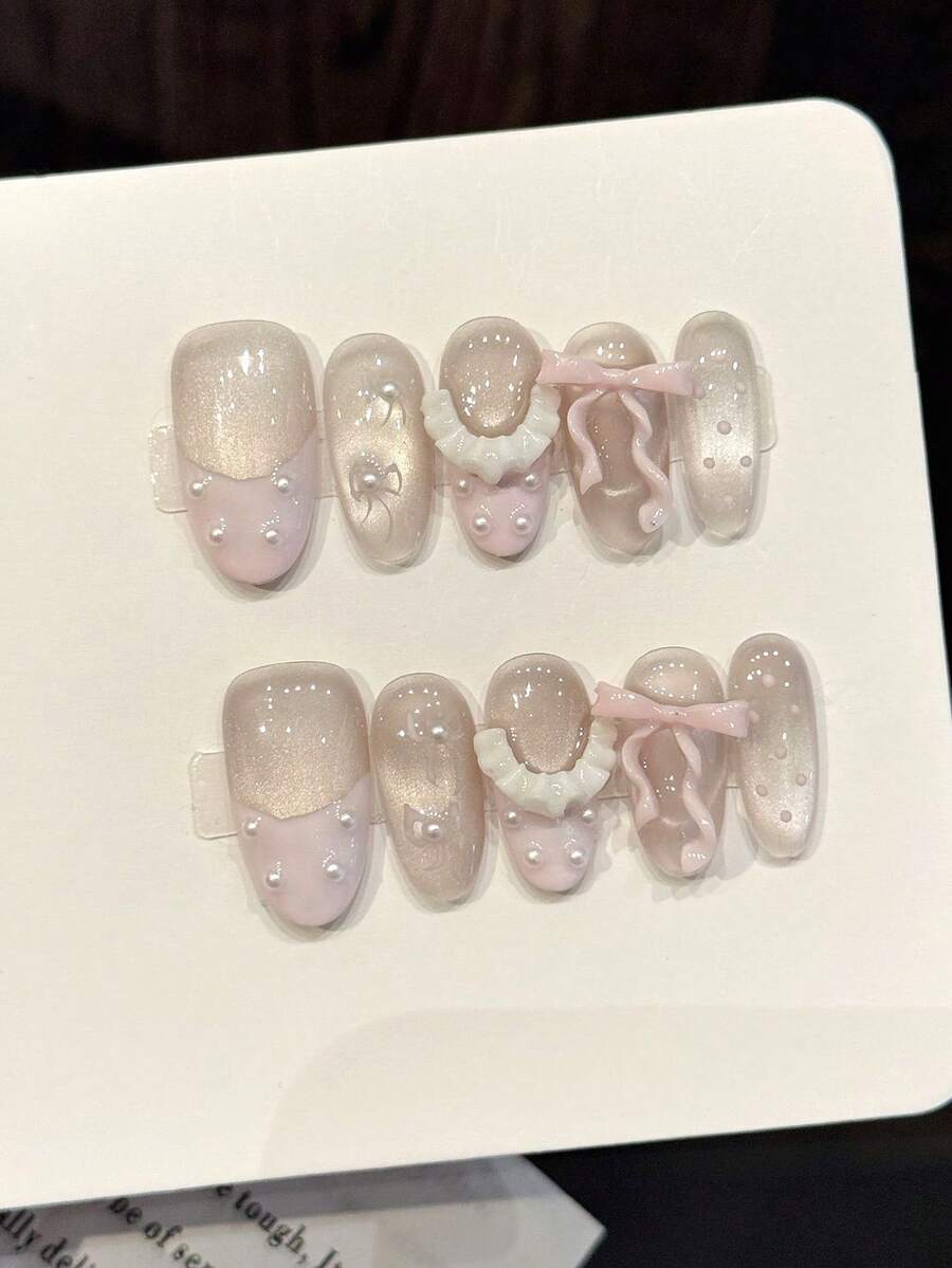 10片甜美粉色渐变3D蝴蝶结仿珍珠法式手工亚克力美甲贴片，可爱波点裙摆图案，短款椭圆法式美甲贴片，DIY美甲用品，可重复使用，附赠果冻胶和指甲锉，适合日常佩戴、情人节、音乐节派对、婚礼新娘等场合。