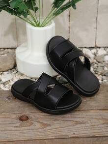 1双黑色加大码幼儿凉鞋，柔软舒适的PU皮革，简约经典的交叉绑带设计，圆头，厚底，时尚可爱的沙滩拖鞋，适合3-12岁男孩女孩，日常、度假、旅行、派对、春夏穿着。