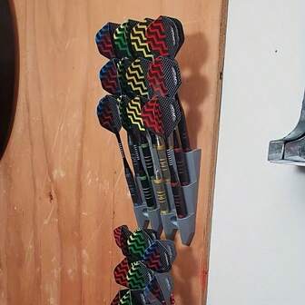 1 pieza Soporte de pared para dardos, puede acomodar 9 dardos/Adecuado para sala de estar/dormitorio/estudio/barra/herramienta de almacenamiento ideal, gran regalo para el Día de San Valentín/Halloween/Navidad, diseño ahorra espacio, dispositivo de almacenamiento de pared (sin tornillos)