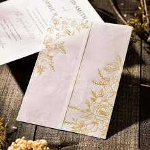 100个金色玫瑰图案印花预折叠牛皮纸邀请函信封，适用于5x7英寸邀请函 - 115克牛皮纸5x7英寸信封 - 牛皮纸婚礼邀请函信封 - 透明婚礼邀请函信封 - 金色玫瑰 - 查看 6