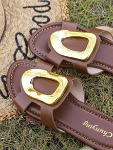 Sandálias rasteiras femininas de verão, modelo slip-on com anel metálico, tamanhos grandes, perfeitas para férias na praia. - marrom café - Ver 8