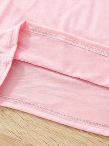 Esta nueva camiseta de manga corta para niña está hecha 100 % de algodón y luce un elegante estampado de renos, lo que la convierte en una prenda versátil e informal. Su tejido suave y agradable al tacto es delicado con la piel, permitiendo que las niñas se muevan con libertad y comodidad durante reuniones familiares, eventos escolares o juegos al aire libre. - Rosa - Ver 4