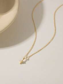 Ce collier en argent sterling S925 avec une mini étoile octogonale, avec une finition plaquée or, est petit et exquis, incrusté de zircone cubique, ce qui en fait un choix idéal pour les bijoux de femme. Le pendentif du collier est une mini forme d'étoile, simple et élégante, convenant pour un port quotidien et également un excellent cadeau. - Multicolore - Voir 4