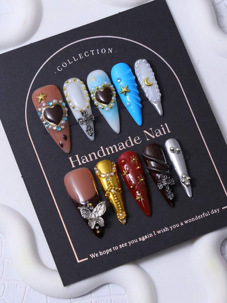 手工制作的Y2K风格多色长尖甲片，饰有3D手工十字蝴蝶镶嵌和手绘爱心图案，用于美甲装饰。包含1片果冻胶和1把指甲锉。非常适合日常佩戴，也适合科切拉音乐节等场合的装扮。美甲产品，包括按压式美甲贴片和美甲护理用品。 - 彩色 - 查看 1