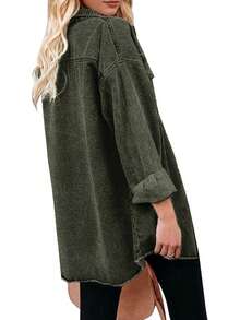 女士冬季街头风超大款毛边牛仔外套，配优雅衬衫领