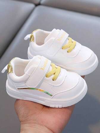 Zapatillas deportivas para bebés con diseño de cierre de gancho y bucle fácil de poner y quitar, parte superior de cuero clásica de moda, suela blanda impermeable de TPR antideslizante, puntera redonda, evita colisiones, adecuado para niños y niñas de 0 a 4 años, para uso en interiores/exteriores, estilo príncipe