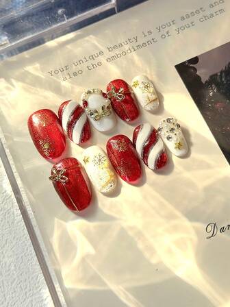 10片中号椭圆形美甲贴片，圣诞红白闪粉底色，雪花图案，糖果条纹装饰，3D蝴蝶结（镶钻）和珍珠+小水钻装饰设计，闪亮亮片，100%纯手工制作，可重复使用。套装包含1片果冻胶、1根胶棒和1把指甲锉，适合女性圣诞节、主题派对或日常佩戴。