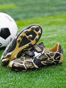 青少年户外运动足球鞋，校园学生运动足球鞋，足球训练鞋，足球比赛专用鞋，长钉防滑，不对称迷彩图案鞋面