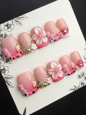 1 set med 10 stycken pressade naglar i Y2K-stil med korta, fyrkantiga naglar, handgjorda och bärbara rustningar. Med nakna, vita och röda nagelbitar designade med franska, snidade, glittrande diamanter och leopardmönster. Kvinnor och flickor kan bära glansiga nagelbitar, lämpliga för vardagsbruk på fester och danser, inklusive ett verktygssats. (Observera att accessoarernas färger är slumpmässiga)