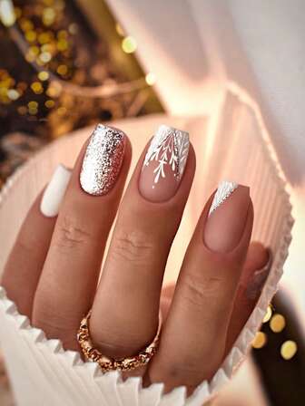 Julnaglar, 24 delar per set. Fyrkantiga juldesigner med bedårande pepparkaksgubbar, pepparkakshus och ljusslingor. Medellånga naglar som kan pressas på. Lämpliga för fräcka tjejer, kontorsdamer, fester, dejter, vardagskläder och festliga tillfällen.