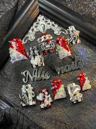 这款手工制作的10片装短款鸭子亚克力美甲套装，采用红白扎染、手绘纹和条纹图案，搭配3D水钻骷髅头、蝙蝠、链条、钢钉和爱心，打造浪漫美甲造型。日常佩戴舒适，是女性和女孩的完美之选。也适合派对、庆典和万圣节等场合。套装内含工具包，是送给女性和女孩的绝佳礼物。