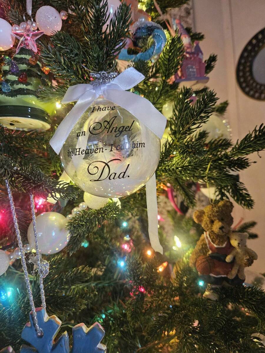 Enfeite de Natal Memorial com Pingente de Anjo e Frase Inspiradora para o Pai, 1 peça. Enfeite personalizado para decoração de Natal e presente. Bola de penas para decoração de Natal. "Um pedaço do meu coração está no céu". Pingente memorial para pendurar na árvore de Natal, presente para mãe, pai, irmã, irmão, avó e avô. - Multicolorido - Ver 1