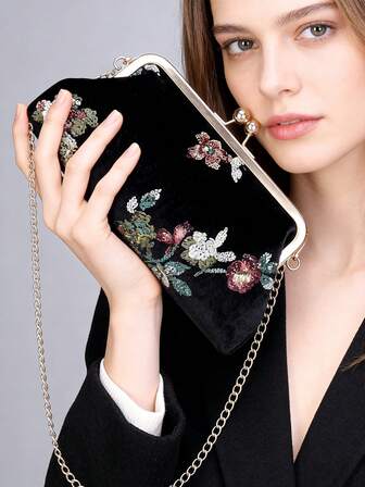 New Vintage Velvet Sequined Floral Embroidery Chain Clutch Bag For Woman,Elegant Versatile Shoulder Bags For Ladies,Niche Design Stylish & Versatile Black Velvet Metal Kiss-Lock Bag | Black Velvet Chain Handheld Evening Bag,Suitable For Gatherings, Weddings,Dates, Gifting, Shopping & Holidays (Pattern Random)