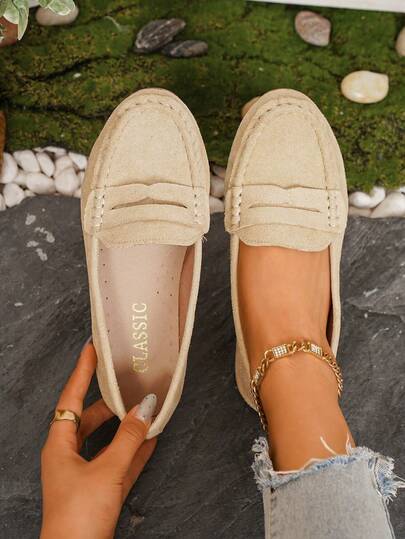 2025新款女士绒面革平底乐福鞋，经典搭扣装饰，日常通勤必备，舒适时尚休闲鞋，适合注重时尚的女性