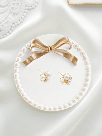 1个简约白色波点蝴蝶结装饰盘，树脂材质，仿古金色饰面，树脂工艺品，适用于家居装饰、节日桌面装饰、梳妆台收纳，全年可用