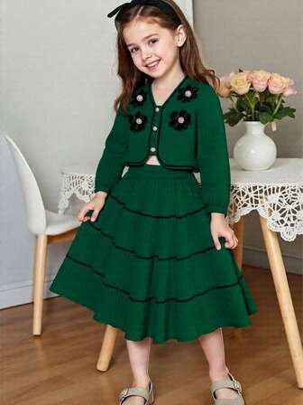 年轻女孩优雅花卉装饰短款上衣和高腰半身裙套装