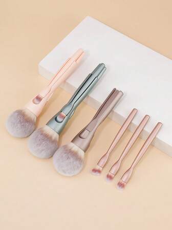 4合1旅行化妆刷套装-可互换、可收纳的便携式旅行化妆刷-包括面部刷和眼影刷，方便外出化妆。