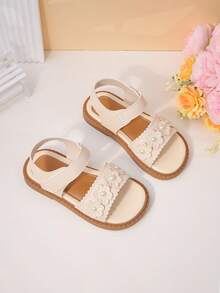 1 Pair Twin Girls' Pearl Flower Ruffled Sandals: The Upper Is Made Of Faux Leather, With An Adjustable Ankle Strap. This Low-Top Open-Toe Sandal Features A Flat And Thick Sole Design, Exuding A Sweet And Ethereal Charm. Ideal For Birthday Parties And Summer Garden Parties. - Beige - View 3