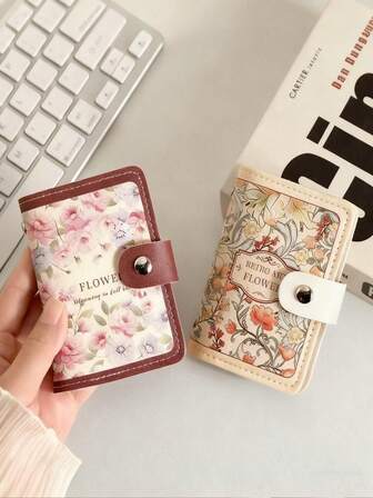 Dieser vintage-inspirierte Blumen-Kartenhalter vereint Ästhetik und Praktikabilität. Das exquisite Muster und der praktische Druckknopfverschluss machen es einfach, Karten aufzubewahren und verleihen Ihrem Outfit einen eleganten Vintage-Touch. Es ist ein Muss-haben Artikel für Modebewusste - kompakt, leicht und vielseitig, geeignet für den täglichen Lässig-Stil, die Schulanfang, Valentinstag, Geburtstaggeschenke und verschiedene Anlässe.