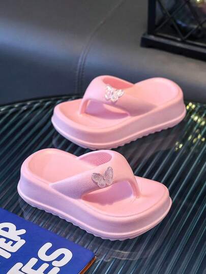 New Pink EVA Children's Slippers With 3D Butterfly Decor, Girls Shoes; Lightweight And Fashionable, Elegant And Unique, Suitable For Autumn/Summer Wear, Indoor And Outdoor, Also Suitable For Camping, Gatherings And Parties. Comfortable And Casual, Ideal For Parties, Also Can Be Used As Water Shoes, Swimming Shoes And Garden Shoes, Suitable For Young Girls To Wear On The Beach, Swimming Pool And Bathroom, A Must-Have Travel Item.
