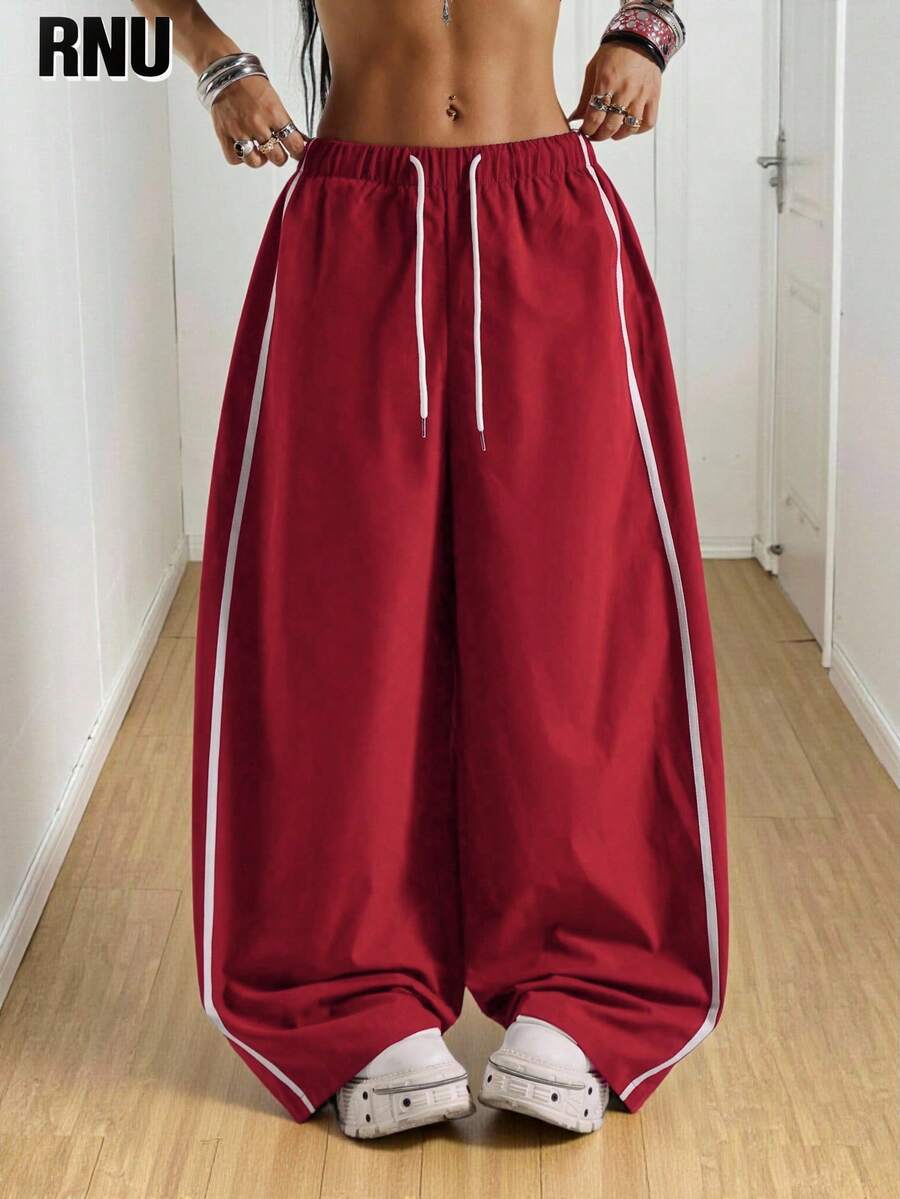 RNU Pantalon droit ample à taille coulissante pour femmes grandes tailles, style décontracté pour festival de musique. Tissu blocs de couleurs, décoration de nœud réglable, poches fonctionnelles, design élégant et style de rue chic Top de gamme. Polyvalent pour le travail, l'école, les déplacements. - Rouge foncé - Voir 1