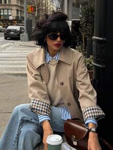 2026春夏新款女士法式Niche卡其色长款风衣，插肩袖翻领撞色格纹单排扣轻薄外套，无内衬带口袋，优雅女士衬衫