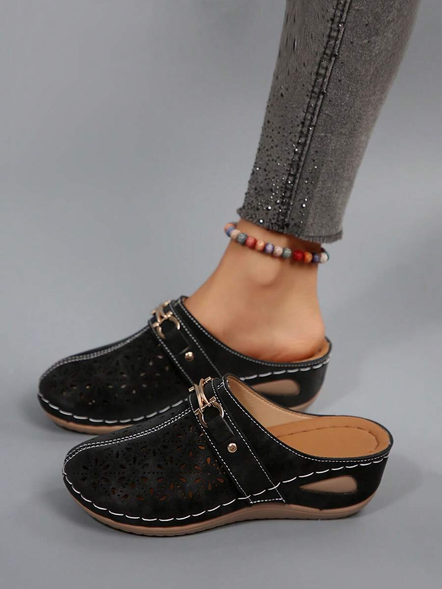 Dép xỏ ngón hở mũi thoáng khí cho nữ, thời trang đa năng, chất liệu nhẹ, đế dày đế xuồng, trang trí đinh tán kim loại, thích hợp cho đi làm và đi bộ hàng ngày, có sẵn cỡ lớn