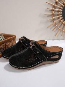 Dép xỏ ngón hở mũi thoáng khí cho nữ, thời trang đa năng, chất liệu nhẹ, đế dày đế xuồng, trang trí đinh tán kim loại, thích hợp cho đi làm và đi bộ hàng ngày, có sẵn cỡ lớn - màu đen - Xem 3