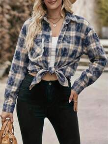 Lässige Damen Blau Beige karierte Crop Bluse mit langen Ärmeln und Knopfleiste mit zarten Spitzenakzenten