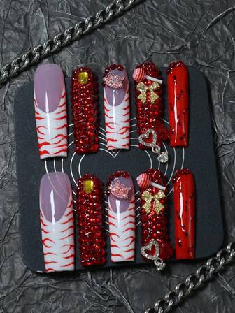 CrystalHola Este set de arte de uñas con temática navideña incluye 10 piezas de pegatinas de manicura francesa hechas a mano al 100%. Presentan un color de base rojo y blanco, rayas y lunares pintados a mano, acentuados con rhinestones rojos y adornados con decoraciones de dibujos animados. Pueden cubrir completamente las uñas, son removibles y reutilizables, y son duraderos. Este arte de uñas de verano único es un artículo de moda imprescindible para fiestas y bodas.