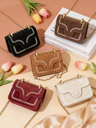 这款全新迷你斜挎包休闲简约，采用翻盖设计，配有不可调节肩带。非常适合购物和旅行，可轻松收纳日常必需品。这款百搭单品深受时尚人士喜爱，适合各种风格和场合，极具适应性。它是斋月期间的理想之选。