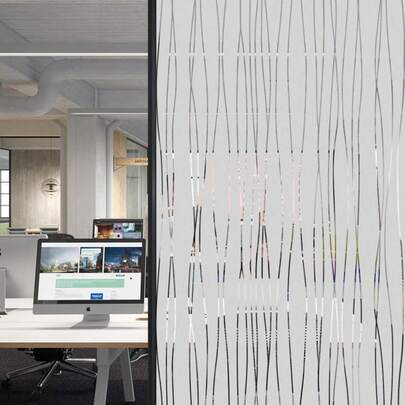 لفة واحدة من فيلم نافذة الخصوصية الزجاجي المطفأ مع حماية الالتصاق الساكن ومزايا مضادة للوهج، بنمط شريطي غير منتظم من الفينيل. لا يحتاج لصق، ذاتي اللصق للتركيب/الإزالة السهلة (خالي من البقايا)، مناسب للمنزل/المكتب/الأبواب الزجاجية - لفة تغطية كبيرة.