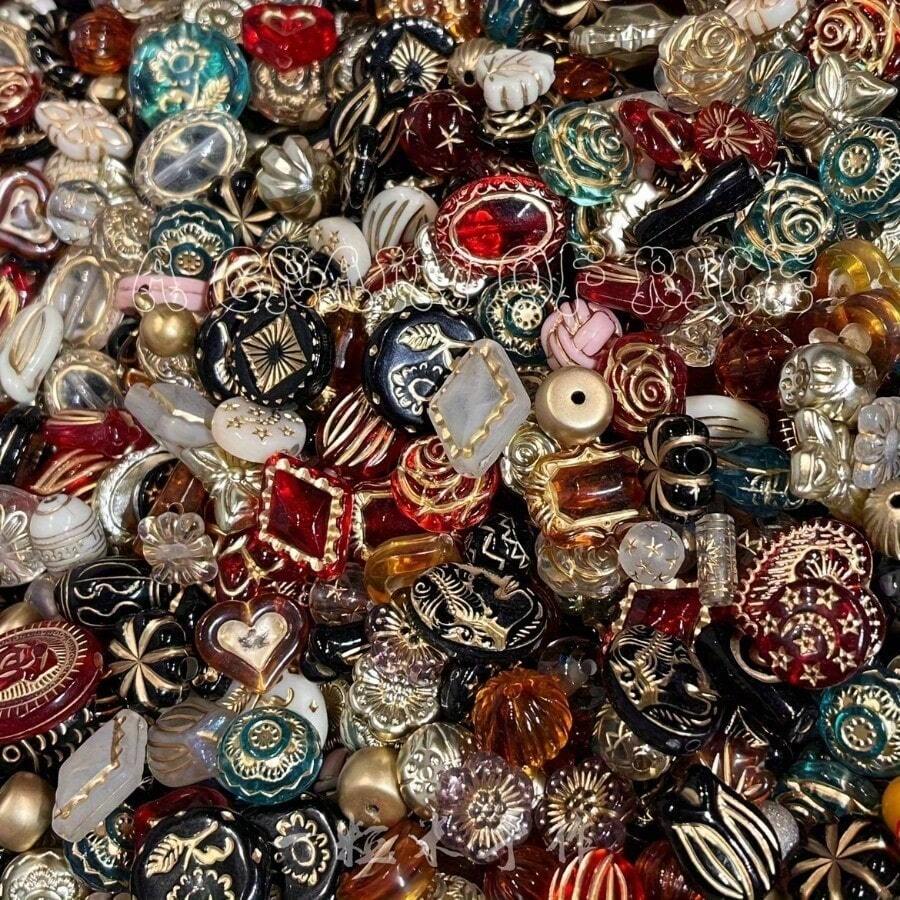 100G Vintage Baroque Gilded Beads, 130pcs Sketch Bracelets Beads, Vintage Style With Holes For DIY Jewelry And Bracelet Crafting, 8-30mm Random Multicolor Beads, Butterfly Heart & Flower Design Beads, Ideal For DIY Bracelets, Earrings & Crafts - 100公克(130個) - 查看 1