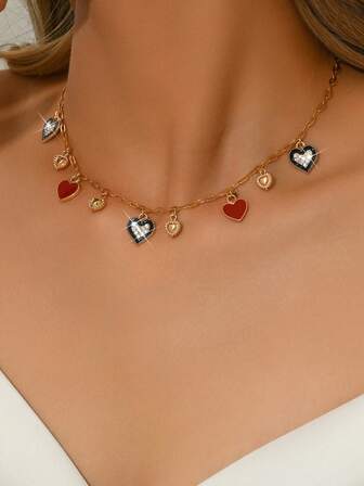 这款优雅时尚的金色爱心吊坠项链，采用橙色和红色树脂制成，立体感十足，适合日常佩戴、度假、派对等场合，也可搭配性感服饰。请注意，由于注塑工艺的原因，每个树脂吊坠底部都有一个小小的注塑口。