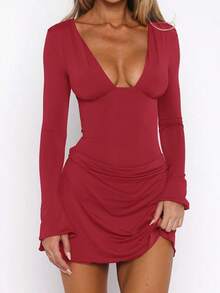 Đầm ngắn ôm sát người tay dài cổ chữ V sâu, chất liệu vải dệt kim, chi tiết nhún bèo, độ co giãn vừa phải, gợi cảm, thích hợp cho các bữa tiệc, tuyệt vời cho ngày Valentine. - Đỏ - Xem 8