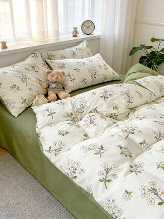 4 件套床上用品套装，采用清新简约的花卉主题雏菊，包括 1 个被套、2 个枕套和 1 张床单