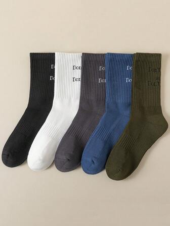 1 par herrstrumpor i elastisk bomull med bokstavstryck, mitt upp till vaden, moderiktiga och mångsidiga för sport och vardagsbruk