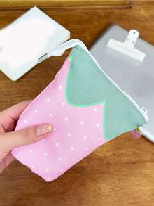 1 pieza Estuche para lápices/caja de almacenamiento de artículos de papelería con forma de fresa linda, hecho de material resistente similar a la tela en colores rosa y verde. Adecuado para uso escolar, de oficina y de viaje. Es tanto un organizador portátil de herramientas de escritura como un suministro de oficina, su estructura resistente lo convierte en un elemento esencial para el lugar de trabajo.