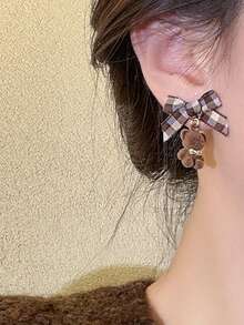 一对英伦风卡通蝴蝶结泰迪熊毛绒耳环，甜美可爱，小巧的棕色毛绒耳环，充满少女气息 - 棕色 - 查看 4