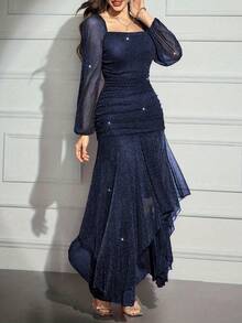 这款优雅高贵的长袖方领鸡尾酒礼服，采用闪亮面料，饰有褶皱细节和不对称下摆，适合派对、婚礼和度假等场合。 - 藍色 - 查看 11