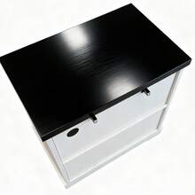 Aparador con espacio de almacenamiento, puertas de cristal, toma de corriente integrada y placa superior con relieve negro, ideal para cocina, barra de café, despensa y sala de estar. - Blanco y Negro - Ver 5