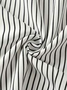 女士黑白竖条纹衬衫，配大蝴蝶结领和泡泡袖。优雅时尚的上衣，精致的女士衬衫，是情人节的完美之选。 - 黑與白 - 查看 4