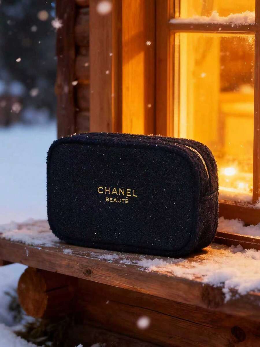 CHANEL 海军蓝斜纹软呢化妆包，带拉链，金色Logo和金色山茶花拉链头，奢华美妆包