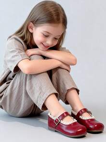Giày bệt Mary Jane cho bé gái bán chạy nhất năm 2026, đế mềm chống trượt, có khóa dán điều chỉnh và thiết kế mũi tròn. Viền ren kiểu công chúa, thời trang đa năng, da màu đỏ tía. Thích hợp cho bé gái từ 2-12 tuổi, lý tưởng cho việc đi học hàng ngày, vui chơi ngoài trời, họp mặt gia đình và trường mẫu giáo. - Đỏ - Xem 11