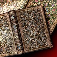 一本 388 页的复古硬皮笔记本 - 加厚，365 天日记本，空白内页，仿皮封面，荧光烫金，耀眼女王设计，DIY 日记本，完美礼物。