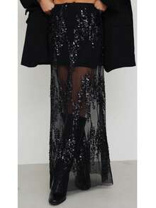 Saia preta de lantejoulas, elegante e com recortes em tule, ideal para festas e encontros românticos no início da primavera.